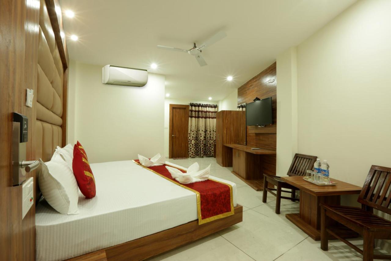 Hotel Katra Grand Luaran gambar
