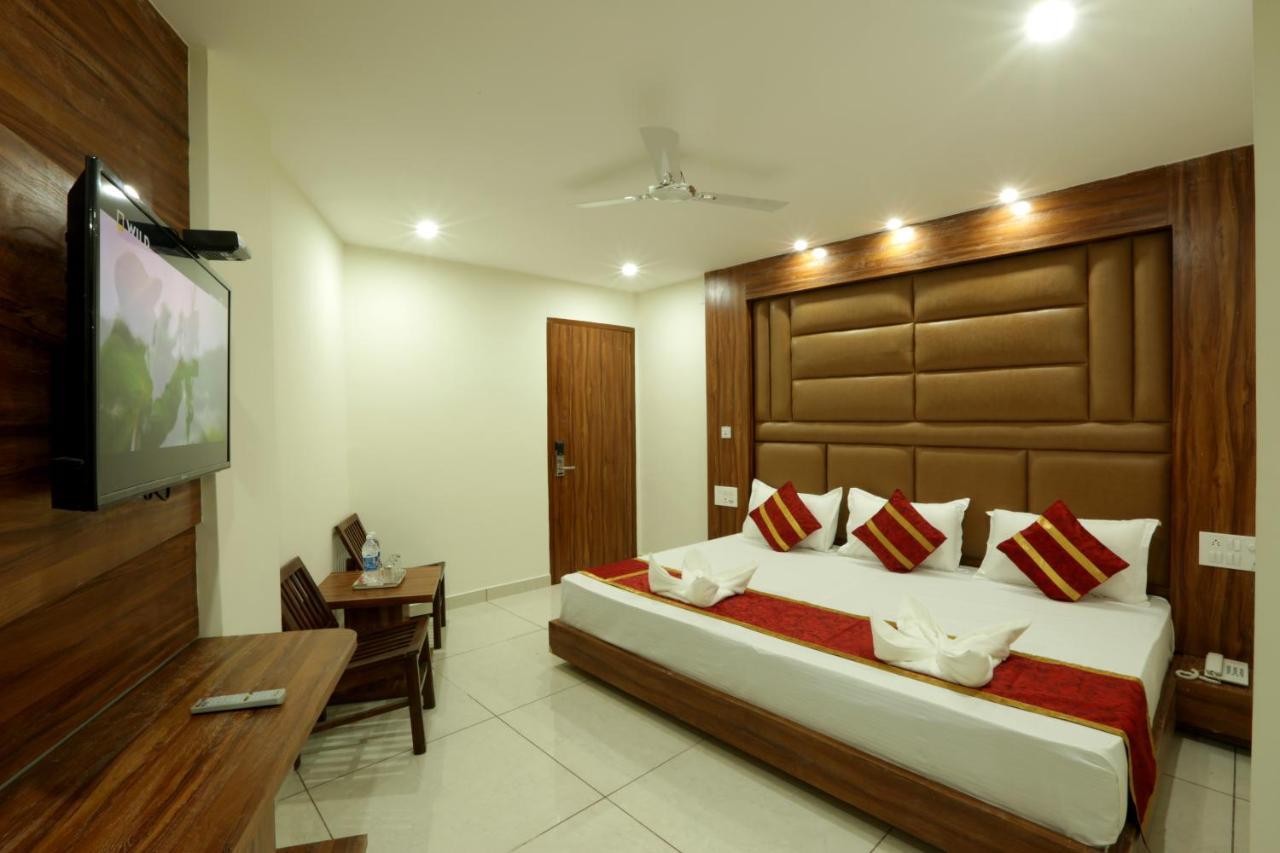 Hotel Katra Grand Luaran gambar